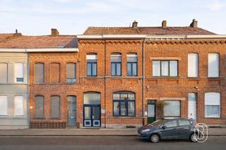 <p>Unieke en ruime woning met karakter, volledig omgebouwd uit een voormalige drukkerij, met 5 slaapkamers, 3 badkamers en een ingericht dakappartement. Deze eigendom biedt uitzonderlijk veel ruimte (± 400 m² bewoonbaar) en is ideaal voor grote gezinnen, cohousing of combinatie wonen/werken.<br /><br />INDELING:<br />Gelijkvloers: ruime inkomhal met bureau, eerste woonkamer met eethoek, tweede lichtrijke woonkamer, aanpalende volledig geïnstalleerde keuken met zicht op de tuin, douchekamer en apart toilet.<br />Eerste verdieping: 3 slaapkamers, een dressing en een badkamer met alle comfort.<br />Via een aparte trap bereikt u een zeer ruime slaapkamer van ca. 40 m².<br />Tweede verdieping: volledig ingericht dakappartement met aparte keuken, woonkamer en slaapkamer (± 53 m²), ideaal als kangoeroe-unit of cohousing.<br />Verder is er een kelder en buiten een tuin met tuinhuis.<br /><br />Voor wie is dit pand ideaal?<br />♦ Voor grote gezinnen die ruimte en flexibiliteit zoeken.<br />♦ Voor cohousing of kangoeroewonen dankzij het dakappartement.<br />♦ Voor wie wonen en werken wil combineren in een karaktervolle woning.<br /><br />Bezoek na afspraak met Immo Beguin, jouw vastgoedexpert sinds 2009.<br />✉️ info@immobeguin.be<br /><br />📞 +32 486 60 66 00</p>