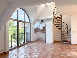 <strong>Immo Van Middelem verhuurt dit instapklare en zeer goed onderhouden duplexappartement (bouwjaar 1997). Het appartement heeft een bewoonbare oppervlakte van ca. 107 m² en beschikt over 4 slaapkamers, een aangenaam terras en een garage voor 2 wagens.</strong><br /><br />De indeling is als volgt (1e VERDIEPING):<br />- inkomhal met vestiaire, WC, woonkamer, keuken, badkamer en 2 slaapkamers. <br />- DUPLEX-verdieping: nachthal, 2 slaapkamers, badkamer.<br />- Ondergrondse garage<br /><br />Gemeenschappelijke lasten: 100€/maand.<br />Individuele tellers. Condenserende ketel op gas.<br />EPC: 162 kWh/m².jaar (UC: 853659).<br />Omiddelijk beschikbaar.