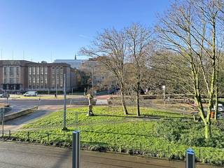 Ontdek dit lichtrijke en instapklare appartement in het centrum van Oostende, met zicht op het Leopoldpark. Gelegen op de tweede verdieping van een goed onderhouden gebouw mét lift, geniet u hier van comfort, ruimte en een unieke ligging in het hartje van Oostende. Dit appartement wordt ongemeubileerd verhuurd.Indeling:- inkomhal- zonovergoten leefruimte met parkzicht- open keuken voorzien van kookplaat, voldoende kastruimte, koelkast, grote vriezer en vaatwas- apart toilet- badkamer met kleine wasmachine (inclusief)- slaapkamer 1 met toegang tot het terras- slaapkamer 2 - kelderbergingMaandelijkse provisie: €75,- syndicusAutostaanplaats in het gebouw: €100,-Bovendien geniet u ook van een gunstig EPC B!Dit appartement in het hartje van Oostende te huur combineert ruimte, licht en comfort met parkzicht. Ideaal voor wie rustig wil wonen op wandelafstand van winkels, openbaar vervoer en de zeedijk.Ben je geïnteresseerd in dit pand te huur in Oostende? Ga naar de website www.dewaele.com, klik op het pand dat je wenst te huren. Via de rode knop "vraag je bezoek aan" vragen we u kort een profiel in te vullen. Daarna nemen we contact op voor een bezoek. Telefonisch kunnen er geen afspraken gemaakt worden.
