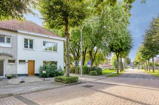 In een rustige omgeving in Gooreind (Wuustwezel) vinden we deze instapklare halfopen bebouwing. De woning heeft een oorspronkelijk bouwjaar van 1953, maar onderging in 2019 een grondige totaalrenovatie (gevel, keuken, badkamer, garage, uitbouw, zonnepanelen...). Bovendien werd de woning recent verder verduurzaamd met een gloednieuwe verwarmingsketel (2026), waardoor het pand zich in een zeer goede staat bevindt.<br /><br />Indeling als volgt:<br /><br />GELIJKVLOERS:<br />- inkomhal met gastentoilet<br />- ruime en open leefruimte, ingedeeld in een zit- en eethoek met schuifraam richting de tuin<br />- open keuken voorzien van een kookeiland, gasvuur, ingebouwde dampkap, enkele spoelbak, koelkast, oven, vaatwasser en voldoende opbergruimte<br />- praktische berging / wasplaats aansluitend aan de keuken, met aansluiting voor was- en droogmachine en doorgang naar de kelderruimte<br /><br />EERSTE VERDIEPING:<br />- 2 volwaardige slaapkamers<br />- moderne badkamer voorzien van inloopdouche, toilet en dubbele lavabo<br />- extra kamer die momenteel gebruikt wordt als dressing, maar ook perfect ingericht kan worden als bureau<br /><br />TWEEDE VERDIEPING:<br />- ruime zolderverdieping, momenteel ingericht als slaapkamer met speelhoek<br /><br />Bijzonderheden:<br />- perceeloppervlakte: 492 m²<br />- bewoonbare oppervlakte: ca. 130 m²<br />- BJ: 1953 echter werd de woning volledig gerenoveerd<br />- uitgerust met zonnepanelen (2019) en een vernieuwde ketel (2026)<br />- EPC-label B (168 kWh/m²/jaar)<br />- elektriciteit conform gekeurd!<br />- dubbele beglazing en elektrische rolluiken in de slaapkamers (enkel zijgevel)<br />- verwarming via radiatoren op aardgas<br />- bijgebouw / garage achteraan met toegang via automatische poort langs de achterliggende straat (geen vergunningen gekend!)<br /><br />Interesse om deze instapklare woning in Gooreind te bezichtigen?<br />Vraag je bezoek aan via ons kantoor of bel naar 03/369.42.50.<br /><br />(ver-)Kopen of (ver-)huren in de Noorderkempen?<br />Met vragen kan u altijd bij ons terecht!<br />Dewaele Vastgoed<br /><br />De eigendom wordt aangeboden via de Pre-sale formule. Van 31/10/2026 om 10:00 tot 02/11/2026 om 16:00 kan u het huis op afspraak komen bezichtigen en een bod uitbrengen. De vermelde prijs is een instelprijs. Voor meer info, gelieve contact op te nemen met de dossierverantwoordelijke.<br /><br />Bestuursmaatregelen in het maatregelenregister: nee