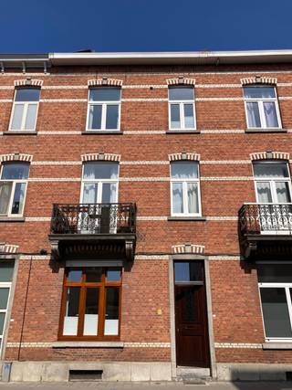 In het hart van Leuven bevindt zich deze ruime en charmante woning met vijf slaapkamers en twee badkamers, ideaal voor co-housing. Dankzij de...
