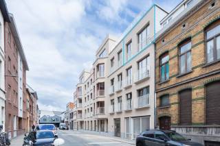 Op de derde verdieping van het stijlvolle nieuwbouwproject 30Noord bevindt zich dit moderne en lichtrijke appartement. Dankzij de uitstekende ligging woont u op slechts enkele minuten van het bruisende Eilandje, Park Spoor Noord en het historische stadscentrum van Antwerpen. Bovendien geniet u van een vlotte bereikbaarheid via het openbaar vervoer en de belangrijkste invalswegen.<br /><br />Het appartement beschikt over een aangename en lichtrijke leefruimte met een open, volledig ingerichte keuken, uitgerust met alle nodige inbouwtoestellen. Aan de achterzijde bevindt zich de ruime slaapkamer met een ensuite badkamer, voorzien van een inloopdouche en een wastafel met opbergmeubel. Vanuit de slaapkamer heeft u rechtstreeks toegang tot het gezellige terras, waar u in alle rust kunt genieten van de buitenlucht.<br /><br />Een ideale woonst voor wie op zoek is naar comfortabel en hedendaags wonen op een centrale locatie.<br /><br />Huurprijs: 950 EUR/maand<br />Provisie kosten: 100 EUR/maand<br />parking: 125 EUR/maand<br />Beschikbaarheid: Onmiddellijk <br />