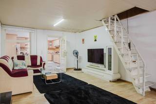 LIGGING<br /><br />Gelegen in Gent bevindt zich deze te renoveren woning met tal van mogelijkheden. De woning is gelegen in de Makelaarstraat, een aangename en goed bereikbare locatie met een vlotte verbinding naar het centrum van Gent en de belangrijkste invalswegen.<br />In de onmiddellijke omgeving bevinden zich diverse winkels, horecazaken, scholen en andere voorzieningen. Ook het openbaar vervoer is vlot bereikbaar. Dankzij de centrale ligging vormt deze woning een interessante uitvalsbasis voor wie graag in Gent woont en tegelijk waarde hecht aan bereikbaarheid en nabijheid van alle dagelijkse voorzieningen.<br /><br />INDELING<br /><br />Deze te renoveren woning biedt, mits de nodige renovatiewerken, verschillende mogelijkheden en kan volledig naar eigen smaak en behoeften worden ingericht.<br />Op het gelijkvloers bevinden zich de leefruimte en de keuken, aangevuld met het apart toilet. De huidige indeling biedt mogelijkheden om de ruimtes opnieuw in te delen en te optimaliseren.<br />Op de eerste verdieping bevindt zich de eerste slaapkamer en badkamer. Daarnaast beschikt de woning over een ingerichte zolderruimte die nog eens twee slaapkamers biedt.<br />Dankzij de centrale ligging, de bestaande structuur en het aanzienlijke renovatiepotentieel biedt deze eigendom een interessante opportuniteit voor wie op zoek is naar een woning in Gent die volledig naar eigen wensen kan worden gerenoveerd.<br /><br />Vragen of een bezoek?<br />Andreas Burssens – 0472 61 00 00