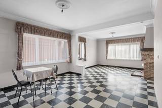 <p><strong>Bezoekdag op afspraak</strong></p><p>Bent u op zoek naar een charmante woning op een werkelijke toplocatie in het schilderachtige en unieke Machelen-aan-de-Leie? Altro Vastgoed biedt u deze karaktervolle halfopen bebouwing aan die een unieke kans vormt voor wie droomt van een woning met een ziel op een uiterst begeerde plek.</p><p>Deze solide gezinswoning is door de jaren heen met veel liefde onderhouden en heeft haar authentieke karakter prachtig bewaard. Dit biedt u de perfecte basis om het pand volledig naar eigen smaak en moderne normen te transformeren. De gelijkvloerse verdieping beschikt over een ruime leefruimte met een aansluitende keukenruimte. Achteraan de woning bevinden zich de typische bergingen die uitstekende mogelijkheden bieden om te worden omgevormd tot een extra lichtrijke leefruimte met een prachtig zicht op de tuin.</p><p>Op de eerste verdieping bevinden zich twee zeer royale slaapkamers en een derde kamer die ideaal kan dienen als bureau of kinderkamer. Via de nachthal bereikt u met een uitschuifbare trap de grote zolder, een indrukwekkende ruimte die nog volledig naar eigen wens kan worden ingericht.</p><p>De tuin is een absolute troef met een prachtig zicht op het Machelse groen. Dankzij het halfopen karakter van de woning is het perceel bovendien zeer gemakkelijk bereikbaar vanaf de straatzijde. Dit is een ideaal project voor wie creatief wil verbouwen in een van de mooiste dorpen van de regio.</p><p>Contacteer uw vastgoedmakelaar Leen op 0478/69.84.34 of mail naar Leen@altro-vastgoed.be voor meer informatie of een bezoek.</p>