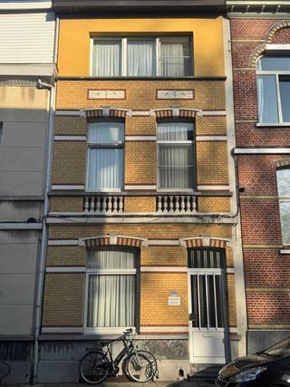 Naar wens te renoveren woning met 5 slpk en stadskoer in het populaire Oud-Berchem<br /><br />In het gegeerde Oud-Berchem kunt u kennismaken met deze charmante, en naar wens te renoveren woning.<br /><br />We bevinden ons op wandelafstand van zowel Berchem Station, als tram- en metrolijnen en de befaamde velo-stations. Er is aldus een ruime keuze aan transportmogelijkheden.<br /><br />Er zijn talrijke leuke restaurants, cafés en buurtwinkels.<br /><br />Prima bereikbaarheid, een levendige wekelijkse markt en een scala aan scholen, faciliteiten en winkels rondom, van pop-ups, kruideniers, delicatessenzaken tot sterrenrestaurants.<br /><br />U komt de woning binnen in een lange gang, met een leefruimte, keuken en wasruimte, alsook de recent gerenoveerde badkamer en leuk stadskoertje.<br /><br />Op de eerste verdieping heeft u drie ruime slaapkamers, met een klein toilet en lavabo.<br /><br />Op de tweede en hoogste verdieping bevinden zich eveneens twee grote slaapkamers.<br /><br />Er is tevens een ruime kelder onder de woning.<br /><br />Deze buurt wordt niet voor niets "het hart van Berchem" genoemd!<br /><br />U bent van harte welkom elke zondag, evenwel enkel op afspraak via 0484 94 58 07 of via buketkaraca1989@gmail.com