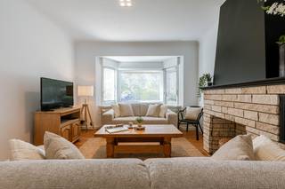  * Rustig gelegen rijwoning bij Calmeynbos.  * Instapklaar  * Gelijkvloers: inkomhal, leefruimte, nieuwe keuken, apart toilet, wasruimte en...