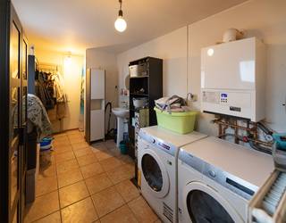 De woning betreft de hoekwoning van een rij huizen die stopt met deze woning aan het kruispunt van de Kerkhovenweg en de Schoolstraat. De indeling is als volgt: het gelijkvloers bestaat uit een woonkamer, een keuken, een badkamer en apart toilet. Op de 2de verdieping zijn er 2 slaapkamers. Achter de woning is er een achterbouw en een garage. De woning ligt op ong 500m van het Leopoldse centrum.<br /><br />Voordeel van deze woning is de ruime grondoppervlakte van 4a81 waardoor de bewoners over een ruime tuin kunnen beschikken.<br /><br />De aanliggende huizen met huisnummers 108 en 110 worden eveneens te koop gesteld.