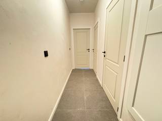 <strong>Roeselare - Starterswoning of investeringspand op centrale ligging te koop.</strong><br /><br />Op zoek naar je eerste woning of investeringspand? Dan is deze instapklare moderne woning iets voor u! Nabij stad Roeselare en dicht bij winkels zit je op de perfecte ligging.<br /><br /><strong>Indeling:</strong><br />Inkomhal, badkamer, toilet, living met open keuken en zicht op de koer.<br /><u>1ste verdieping:</u> 2 slaapkamers<br /><u>2de verdieping:</u> ruime derde kamer<br /><br /><strong>Troeven:</strong>
<ul><li>Instapklaar</li><li>EPC B</li><li>Conforme elektriciteit</li><li>Publieke parking</li><li>Nabij scholen en winkels</li><li>Centraal gelegen</li><li>Volledig gerenoveerd</li></ul>