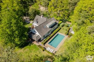 <p><span>Sur un emplacement de choix, luxueuse et attrayante villa comprenant 4 chambres, 2 salles de bains, un bureau et une terrasse couverte, entourée d'un magnifique jardin en pente naturelle d'environ 5 200 m2 avec piscine chauffée et pool house.   </span></p><p><span> </span></p><p><span>LAYOUT :</span></p><p><span><br />Rez-de-chaussée:<br />Income avec toilettes invités et lave-mains. Passage vers les espaces de vie avec buanderie adjacente avec armoires encastrées et toilettes supplémentaires, vestiaires et bureau avec armoires encastrées. Espace de vie sur parquet perçu comme extra spacieux en raison d'un espace de fenêtre élevé, baie vitrée donnant sur le jardin et portes de jardin à la terrasse couverte confortable, escaliers vers la salle mezanine ouverte à l'étage. Double porte vers la salle à manger. Face à la cuisine spacieuse , la cuisine est de style campagnard et équipée de tous les appareils électroménagers contemporains, dans la zone de la baie vitrée, il y a un coin petit-déjeuner confortable avec de belles vues sur le jardin et des portes de jardin donnant sur la terrasse. Des portes vitrées donnent accès à la </span><span>salle de jeux et de télévision adjacente.</span></p><p><span> </span></p><p><span><sup>1er</sup></span><span> étage:<br />Couloir arrière menant à l'unité principale, entrée par le dressing avec armoires encastrées, chambre avec meubles encastrés et une luxueuse salle de bains attenante avec baignoire, double lavabo, douche à l'italienne </span><span>et bidet incorporé dans un placard</span><span>.<br />Plus loin à cet étage 3 chambres dont 2 avec armoires encastrées et une 2ème salle de bains subdivisée en 2 pièces chacune avec son propre lavabo, 1 avec baignoire et une douche à l'italienne commune. Tout le sol est en parquet, teck dans les salles de bains.</span></p><p><span> </span></p><p><span>Grenier:  <br />Accès par une échelle à un grenier de rangement pratique.  </span></p><p><span> </span></p><p><span>Sous-sol:<br />Accès par la cuisine à un sous-sol spacieux divisé en un local technique abritant le système de chauffage central et l'électricité, une cave de stockage et une cave à vin climatisée.</span></p><p><span> </span></p><p><span>Jardin:<br />Très beau jardin en pente naturelle, la villa a été plantée à l'arrière du terrain pour bénéficier d'une vue et d'un ensoleillement optimaux depuis la villa. Terrasse en pierre naturelle et allées et terrasses autour de la piscine en pavés d'argile. Entièrement clôturé et équipé d'un portail automatique.</span></p><p><span> </span></p><p><span>Détails :</span></p><p><span> </span></p><p><span>-Situation privilégiée</span></p><p><span>-Entourée d'un beau jardin naturel en pente</span></p><p><span>-Entièrement rénovée par Valckenborgh en 2000</span></p><p><span>-Bien entretenue</span></p><p><span>-Spacieux et très confortable</span></p><p><span>-Piscine</span></p><p><span>-Soleil sur le terrain </span></p><p><span> </span></p><p><span> </span></p>
