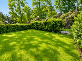 Dit exclusieve villament vertegenwoordigt het toppunt van luxe wonen in Lummen. Gelegen in de meest prestigieuze residentie van de stad, biedt deze zeldzame eigendom een unieke combinatie van absolute privacy en centrale ligging. Met slechts 2% registratierechten geniet u van een aanzienlijk fiscaal voordeel.<br /><br />De 145 m² woning is voorzien van premium afwerkingen: authentiek parket, gashaardvuur, zonnepanelen en een open keuken die naadloos aansluit op het ruime terras. Twee slaapkamers, een aparte kleedkamer en twee luxe badkamers garanderen comfort en elegantie. Het zuidgericht terras met verwarming biedt het hele jaar door genieten van de prachtige rododendrons en overvloedige middagzon.<br /><br />De twee inpandige parkeerplaatsen, gedeelde fietsenstalling en uitstekende EPC A-rating completeren dit uitzonderlijke aanbod. Een zeldzame kans op een waar juweel in het hart van Lummen.<br /><br />www.monarqueproperties.be