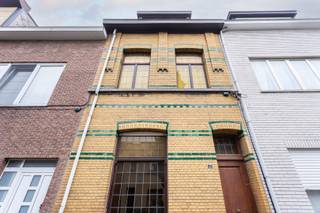 In een rustige en gezellige woonstraat in Wilrijk bevindt zich deze te renoveren gezinswoning met een bewoonbare oppervlakte van ca. 202 m² en een uitzonderlijk ruime, zuidoostgerichte tuin van ca. 155 m². <br /><br />Dankzij de centrale ligging nabij winkels, scholen, openbaar vervoer, Velo, de Ring van Antwerpen, de A12 en de E19 geniet u hier van een uitstekende bereikbaarheid.<br /><br />De woning dient volledig gerenoveerd te worden, maar biedt daardoor de unieke kans om alles volledig naar eigen smaak en wensen in te richten. Met haar ruime volumes zijn er tal van mogelijkheden, waaronder het creëren van 4 à 5 slaapkamers en 2 badkamers.<br /><br />De diepe tuin vormt een absolute meerwaarde en biedt volop ruimte om te genieten van rust, groen en privacy. Een ideale opportuniteit voor wie op zoek is naar een woning met karakter, potentieel en de mogelijkheid om een echte thuis op maat te realiseren.<br /><br />Opgelet: de woning wordt verkocht via een beperkte verkoopperiode. De verkoper neemt een beslissing over de ontvangen biedingen op 22 juni.<br /><br />Stedenbouwkundige inlichtingen: in aanvraag.