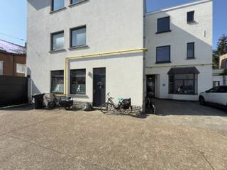Deze gelijkvloerse ruimte van 110 m² is ideaal gelegen, vlak bij station Gent-Sint-Pieters. Dankzij de nabijheid van de Voskenslaan, de R4 en...