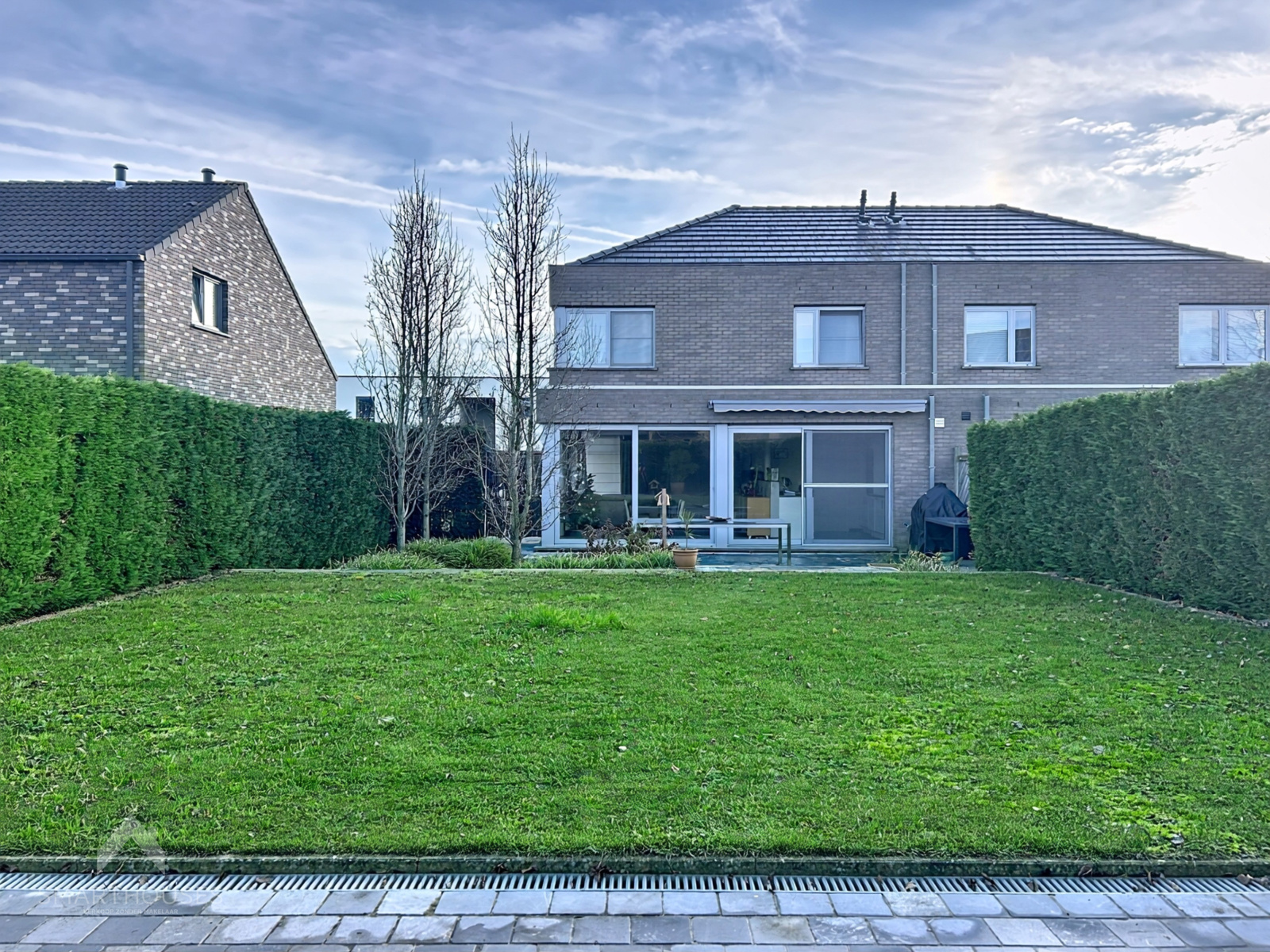 Halfopen woning op 444 m² met 3 slaapkamers en garage - foto 2