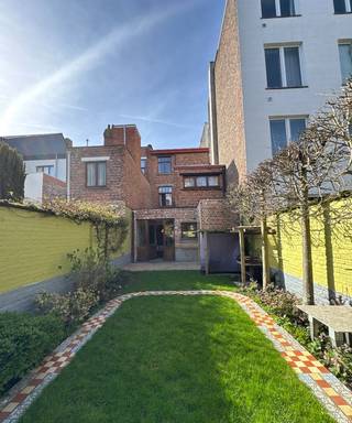 TE HUUR - GENT. In de omgeving van Gent Sint-Pieters wacht deze recent vernieuwde burgerwoning vol charme en karakter op haar nieuwe bewoners...
