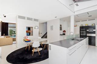 Deze stijlvolle duplexwoning bevindt zich in een privatief woonproject, rustig gelegen tussen de Schelde en de Kloosterstraat, in het hart...