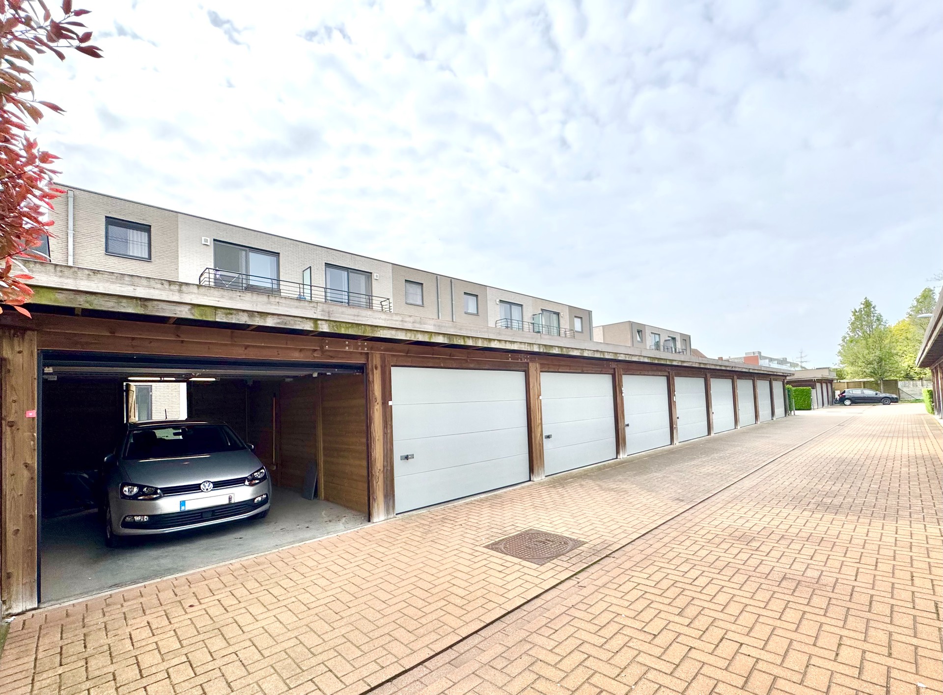 GELIJKVLOERS APPARTEMENT | VOOR- EN ACHTERTUIN | 2 KAMERS | GARAGE | 140 M² - foto 5