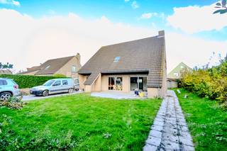 Volledig instapklare, alleenstaande villa met 4 ruime slaapkamers in een zijstraat van de Kragendijk.Gelijkvloers: inkomhall met aparte WC en...