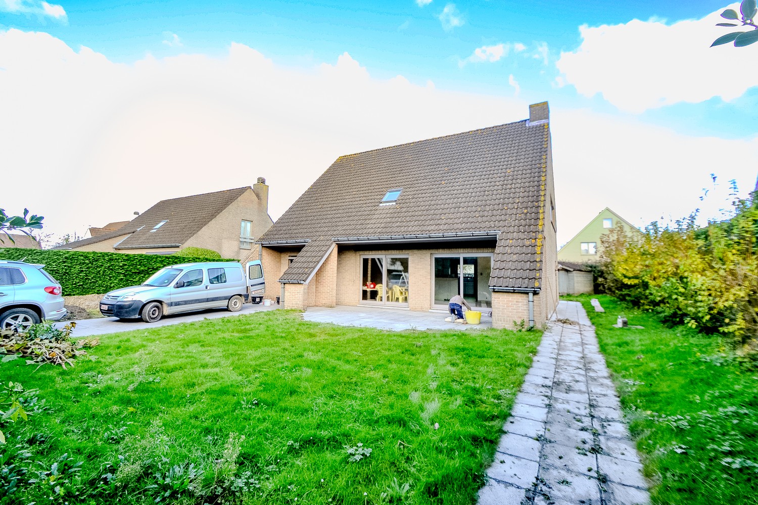 Volledig instapklare villa met 4 slaapkamers in een rustige, doodlopende residentiële villawijk. - foto 1