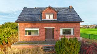 <p>Ontdek deze ruime en karaktervolle woning op een uitstekende ligging tussen Kortessem en Tongeren. Deze eigendom combineert rust, ruimte en een vlotte bereikbaarheid en vormt een ideale opportuniteit voor wie op zoek is naar een renovatieproject met potentieel.</p>
<p>De woning beschikt over een bewoonbare oppervlakte van ca. 175 m² en is gelegen op een royaal perceel van 1.021 m² met een straatbreedte van 20 meter. Dankzij deze afmetingen biedt het pand tal van mogelijkheden voor wie droomt van een ruime gezinswoning of een interessante investering.</p>
<p>Op het gelijkvloers bevinden zich een ruime inkomhal met open trap, een lichtrijke woonkamer met mooi open zicht, een aparte eetkamer, keukenruimte, bureau of extra slaapkamer, badkamer en een afzonderlijk toilet. Verder is er een inpandige garage en een extra garage in de tuin.<br />De verdieping telt twee slaapkamers en een zolderruimte. Bovendien is de woning volledig onderkelderd, ideaal voor opslag, hobbyruimte of werkplaats.</p>
<p>De volledig omheinde tuin geniet van een prachtig open zicht op de natuur. De woning wordt verkocht met kennisname van een onbewoonbaarheidsbeslissing en dient gerenoveerd te worden, maar biedt een uitstekende basis voor wie op zoek is naar een waardevol project.</p>
<p>Sterke troeven:</p>
<ul>
<li>Rustige ligging tussen Kortessem en Tongeren</li>
<li>Perceel van 1.021 m² met 20 m straatbreedte</li>
<li>Bewoonbare oppervlakte van ca. 175 m²</li>
<li>Volledig onderkelderd + twee garages</li>
<li>Mooi open zicht in groene omgeving</li>
<li>Interessant renovatie- of investeringsproject</li>
</ul>
<p>Maatregelen opgenomen in het Maatregelenregister: nee</p>
<p>Voor een bezichtiging ter plaatse of meer info, bel ons op 078/78.78.70, of kom gewoon binnen op ons kantoor, steeds welkom!</p>