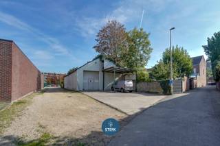 VEELZIJDIGE HANDELSRUIMTE + APPARTEMENT MET RUIME LOODS IN CENTRUM LANAKEN ! <br /><br />We vinden deze halfopen bebouwing met een bewoonbare oppervlakte van 164 m² + ruime loods van circa 263 m² terug op een perceel 6a 12ca in Lanaken. <br /><br />Voor meer informatie, neem zeker een kijkje op onze website via de volgende link:<br />https://www.sterkvastgoedmakelaars.be/detail/te-koop-woning-lanaken/7679329?dosearch=True&flowstatus=ForSale,ForSaleReserved,ForSaleWithBid,ToCompleteForSale,SoldUnderReserve,Sold&pageindex=1&pagesize=12&searchpage=ForSale&sortdirection=DESC&sortfield=pub_flowstatus&transactiontype=Sale