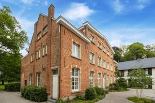 Welkom in Residentie St-Agnesdal — ooit een statige pastorie, vandaag een verbluffend en uniek woondomein dat rust, ruimte en...