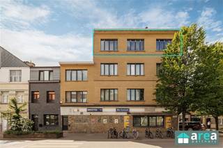 <p><span>Appartement op de Zandvlietstraat 1 te Antwerpen</span></p><p><span>Dit appartement op de derde verdieping aan de Zandvlietstraat 1 te Antwerpen combineert comfort, een praktische indeling en een uitstekende ligging. Gelegen nabij winkels, scholen, openbaar vervoer en belangrijke invalswegen geniet u hier van een vlotte verbinding naar het centrum van Antwerpen en omliggende gemeenten.</span></p><p><span>Troeven:</span></p><ul><li><span>2 volwaardige slaapkamers</span></li><li><span>Bewoonbare oppervlakte van 84 m²</span></li><li><span>Volledig gerenoveerd interieur</span></li><li><span>Geïnstalleerde keuken</span></li><li><span>Veel natuurlijke lichtinval</span></li><li><span>Ideaal voor eigen bewoning of investering</span></li></ul><p><span>Indeling:</span></p><p><span>Via de inkomhal betreedt u de aangename leef- en eetruimte, waar de grote raampartijen zorgen voor een overvloed aan natuurlijk licht. Aansluitend bevindt zich de volledig geïnstalleerde keuken, die voorzien is van alle nodige comfort.</span></p><p><span>Verder beschikt het appartement over twee volwaardige slaapkamers en een moderne badkamer met douche. Dankzij de doordachte indeling wordt de beschikbare ruimte optimaal benut, wat zorgt voor een comfortabel woongevoel.</span></p><p><span>Het appartement werd volledig gerenoveerd aan de binnenzijde en bevindt zich in uitstekende staat. Het huidige EPC-label bedraagt F, voornamelijk doordat het dak nog niet geïsoleerd werd. Dit biedt de mogelijkheid om met een beperkte energetische ingreep de energieprestatie van het appartement aanzienlijk te verbeteren. Dankzij de kwalitatieve renovatie van het interieur is de woning verder volledig instapklaar.</span></p><p><span>Voor meer informatie kan u terecht bij Area Partners: <span>info@area.be</span></span><span> of 03/284.60.60.</span></p>