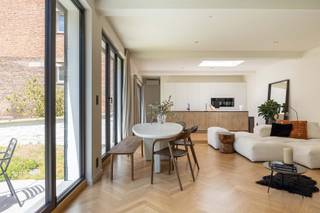 <p>Achter een discrete poort aan de Begijnenvest schuilt een plek die je nooit op deze locatie zou verwachten. Een voormalige loods die in 2022 volledig werd omgetoverd tot een architecturale loft van 148 m² waar licht, rust en hoogwaardige afwerking centraal staan.</p><p>Hier woon je in alle rust, verscholen van de stad, terwijl het bruisende Zuid, de Theaterbuurt en de binnenstad letterlijk om de hoek liggen. Dankzij de grote raampartijen en strategisch geplaatste lichtkoepels baadt de loft de hele dag in natuurlijk licht, terwijl de warme visgraatparketvloer en hoogwaardige materialen zorgen voor een luxueuze, tijdloze uitstraling.</p><p>• Volledig gerenoveerd in 2023<br />• Twee terrassen én een aangelegd groendak als daktuin<br />• Airconditioning, hoogwaardige afwerking en veel maatwerk<br />• Mogelijkheid aankoop of huur van autostaanplaats en garagebox</p><p>Het hart van de woning is de open designkeuken, volledig uitgerust met kwalitatieve toestellen en naadloos geïntegreerd in de royale leefruimte. De loft beschikt over 2 ruime slaapkamers, waarvan één met maatwerkkasten, en een stijlvolle badkamer afgewerkt in Mortex.</p><p>Buiten geniet je van niet één, maar twee terrassen, waaronder een zonnig groendak dat werd ingericht als daktuin. Een zeldzame oase van rust midden in de stad.</p><p>Een unieke combinatie van architectuur, rust en een absolute topligging tussen het Zuid en de historische binnenstad.</p><p>Don’t wait until it’s too late. Plan je bezoek via sinjoor.be </p>