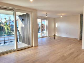 Ruim en energiezuinig 2-slaapkamer appartement gelegen op de eerste verdieping van het nieuwbouwproject 'Les Moineaux'.<br />Het appartement wordt volledig afgewerkt met keuze uit hoogwaardige materialen en omvat:<br />Inkom met toilet, ruime woonkamer met open en volledig geïnstalleerde keuken uitgevende op het terras aan de voorzijde (6,3 m²) , berging, badkamer en 2 slaapkamers.<br />Het appartement zal verwarmd worden door middel van geothermische vloerverwarming en zal voorzien zijn van zonnepanelen waardoor het appartement bijna energieneutraal zal zijn (BEN-norm), hierdoor geniet u gedurende 5 jaar van een vermindering van 100% op de onroerende voorheffing.