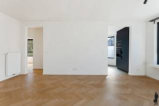 <strong>Energiezuinig, volledig gerenoveerd appartement te Deurne-Zuid!</strong><br /><br />Dit <strong>stijlvol </strong>appartement op de eerste verdieping van een kleinschalig gebouw werd volledig gerenoveerd in 2022 en biedt een combinatie van <strong>luxe, energiezuinigheid</strong> en uitstekende bereikbaarheid. Tijdens de renovatiewerken werden enkel <strong>hoogwaardige materialen en toestellen</strong> geïnstalleerd.<br /><br /><span>Indeling:</span><br />
<ul>
<li>Lichtrijke leefruimte</li>
<li>Open keuken volledig uitgerust met ingemaakte kasten, koelkast, aparte diepvriezer, oven, microgolf, dampkap, kookplaat, spoelbak en vaatwasser.</li>
<li>Twee slaapkamers</li>
<li>Stijlvolle badkamer met inloopdouche, dubbel badkamermeubel, ingebouwde kast voor wasmachine en droogkast</li>
<li>Apart toilet</li>
</ul>
<span><br />Troeven, afwerking en comfort:</span><br />
<ul>
<li><strong>EPC A, a</strong><strong>sbestveilig, elektriciteit conform!</strong></li>
<li><strong>Doorlopend </strong>warme visgraat <strong>parket</strong></li>
<li><strong>Stijlvolle tegelvloer </strong>in keuken, badkamer en toilet</li>
<li><strong>Kwaliteitstoestellen </strong>van Bosch</li>
<li><strong>Dubbele beglazing</strong> uit aluminium</li>
<li><strong>Totaalrenovatie </strong>uit 2022</li>
<li><strong>Grote </strong>privatieve <strong>berging </strong>op het gelijkvloers</li>
<li><strong>Inpandige garagebox</strong> beschikbaar aan €30.000,00;</li>
</ul>
<strong><br />Kortom</strong>: dit is een unieke kans voor wie op zoek is naar een stijlvol, energiezuinig en centraal gelegen appartement.