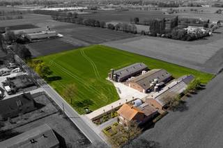 Hoeve met bedrijfswoning en varkensstallen op 1ha 33 te koop te Kalmthout<br /><br />Bedrijfswoning nog in vruchtgebruik moeder bedrijfsleider<br />3 varkensstallen, waarvan 1 omgevormd naar loods, in overige 2 stallen zitten momenteel 512 varkens<br />1 ha aanpalende grond, 1 blok<br />Verlenging van de milieuvergunning voor varkens in aanvraag voor 700 varkens tot 2030<br />bijhorende NER