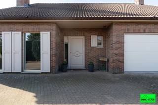 +++ Neerveldlaan 56, Ternat +++<br /><br /><strong>Zeer rustig gelegen </strong>en toch vlak bij het centrum, bevindt zich deze <strong>prachtige ruime villa</strong> te Ternat. Scholen, winkels en openbaar vervoer bevinden zich op wandelafstand met bovendien het op- en afrittencomplex van de E40 (Brussel–Gent) op slechts enkele minuten rijden. De woning, die recent grotendeels in een nieuw jasje werd gestoken, is bijzonder ruim en praktisch ingericht, waarbij alle woonfuncties zich op het <strong>gelijkvloers</strong> bevinden. U wordt verwelkomd in een <strong>ruime inkomhal </strong>met gastentoilet, die toegang biedt tot de <strong>lichtrijke en ruime woonkamer</strong> met eet-en zithoek en de semi-open <strong>volledig geïnstalleerde keuken</strong> (2023). De villa beschikt over drie volwaardige slaapkamers, een dressing en een <strong>recente badkamer</strong> met moderne inloopdouche, dubbele lavabo en tweede toilet. Daarnaast is er een bureau, ideaal voor thuiswerk of hobbyruimte. De <strong>ruime geïsoleerde zolder</strong>, toegankelijk via uittrekbare trap, biedt heel wat extra bergruimte. De <strong>inpandige garage</strong> met automatische poort biedt plaats aan twee wagens met ook heel wat extra bergruimte. Verder is er ook nog een aparte berging met aansluiting wasmachine/droogkast. Tenslotte zorgen de <strong>ruime veranda</strong>, het<strong> overdekte terras</strong> en de <strong>aangename tuin</strong> voor heerlijke momenten van ontspanning in alle privacy. Interesse ? Contacteer ons snel via 0478/059069 of info@immoteam.be en ontdek zelf het comfort en de rust die deze woning te bieden heeft.