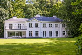 Ruime karaktervolle villa op toplocatie
Ruime karaktervolle villa op prachtig perceel in fel begeerde laan vlakbij het centrum van Kapellen. Volledig gerenoveerd in 2014 met zeer hoogwaardige materialen, gunstig EPC en als volgt ingedeeld: We betreden de woning in de inkomhal op composieten tegelvloer voorzien van gastentoilet met handenwasser en ingemaakte vestiaire kasten. Enerzijds gezellig kantoor op parket. Anderzijds toegang tot de ruime leefruimte op parket die is ingedeeld in een gezellige zithoek met gashaard en een aparte eetkamer. Grote raampartijen geven zicht op tuin en terras. Naast de zithoek nog een gezellige tv-kamer op parket. Hiernaast een ruime open leef keuken in prachtige lichte marmer afgewerkt. Volledig ingericht en voorzien van alle toestellen (Gaggenau). Met gezellige ontbijthoek en zicht op de prachtige tuin en terras. Doorgang naar de praktische bijkeuken/wasplaats met nog een extra wc en handenwasser. Toegang tot de dubbele garage met automatische poorten vooraan en schuifpoort achteraan. Boven de garage en wasplaats is een zeer praktisch en ruim gasten appartement/conciërgerie ondergebracht als volgt ingedeeld: Aparte traphal in boekvorm en in dezelfde marmer. Ingerichte keuken en tevens wasplaats. Praktische en ruime badkamer met inloopdouche, dubbele wastafel en wc. Ruime slaapkamer op parket. Mogelijkheid tot kangoeroe wonen of kantoor.
Via de composieten, moderne trap in de inkomhal toegang tot de eerste verdieping als volgt ingedeeld: Overloop op brede parket. Ruime hoofdslaapkamer op parket. Met terras (20m²) Ensuite ruime hoofd badkamer met ligbad, inloop/regendouche, wc. Aan de andere kant een zeer ruime en ingemaakte inloopdressing op parket. 2e slaapkamer op parket met ingemaakte kasten en ensuite badkamer met bad , wc en enkele lavabo. 3e slaapkamer op parket met ingemaakte kasten. 4e slaapkamer op parket met ingemaakte kasten en ensuite badkamer met dubbele lavabo, wc en inloop douche.