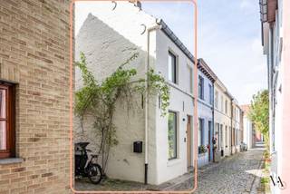 Op een rustige locatie, op slechts een tiental minuten wandelen van het station, bevindt zich deze charmante en smaakvol afgewerkte woning. Met drie slaapkamers, twee badkamers en een warme, hedendaagse inrichting is dit een bijzonder fijne plek om thuis te komen.<br /><br />Op het gelijkvloers vind je de gezellige leefruimte met aansluitend de volledig geïnstalleerde keuken. Lichte tinten en warme houten accenten zorgen voor een aangename sfeer. Verder bevinden zich hier een praktische berging met extra stockageruimte en een eerste badkamer met douche en toilet.<br /><br />De eerste verdieping beschikt over een ruime slaapkamer met ingebouwde kastruimte en een tweede badkamer met douche en dubbele wastafel. Het toilet is afzonderlijk voorzien.<br /><br />Op de bovenste verdieping vind je nog twee gezellige slaapkamers onder het dak. Dankzij de veluxramen genieten beide kamers van veel natuurlijk licht.<br /><br />De woning wordt verhuurd voor een periode van één jaar en is bestemd voor bewoners die er hun domicilie vestigen. Studentenhuur is niet mogelijk.<br /><br />Voor verwarming, elektriciteit, water en internet wordt een maandelijkse provisie van € 150 aangerekend, met een afrekening op basis van de werkelijke kosten.<br /><br />Een charmante, instapklare woning die rustig wonen combineert met de nabijheid van het station en het Leuvense stadscentrum. Contacteer ons voor meer info of een bezoek ter plaatse.