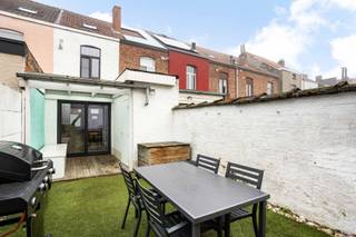 <p>Op zoek naar een aangename gezinswoning op een gunstige locatie in Gent? Deze verzorgde gesloten bebouwing combineert een praktische indeling met een uitstekende energieprestatie en biedt tal van mogelijkheden voor wie comfortabel en centraal wil wonen.<br /><br />Een belangrijke troef is het gunstige EPC-label B, wat wijst op een goede energiezuinigheid en zorgt voor een aangenaam wooncomfort met een efficiënter energieverbruik.<br /><br />De woning is bovendien gelegen in een goed bereikbare buurt in Gent, met winkels, scholen, openbaar vervoer en belangrijke verbindingswegen in de nabije omgeving. Hierdoor geniet u van een vlotte verbinding met zowel het stadscentrum als de omliggende gemeenten.<br /><br />Troeven op een rijtje:<br /><br />- Gesloten bebouwing<br />- 3 slaapkamers<br />- Gunstig EPC-label B<br />- Aangename gezinswoning<br />- Goede ligging in Gent<br />- Nabij winkels, scholen en openbaar vervoer</p>