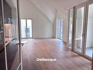 Prachtig afgewerkt nieuwbouwappartement gelegen op de tweede verdieping van de stijlvolle residentie Boevrie, op een schitterende en rustige ligging in het centrum van Brugge. Dit kwalitatief afgewerkte appartement combineert modern wooncomfort met de authentieke charme van de historische binnenstad.<br /><br />Bij het binnenkomen beschikt het appartement over een aangename inkomhal met ruimte voor een vestiairekast. De ruime en lichtrijke leefruimte geniet van een mooie lichtinval en sluit naadloos aan op de moderne open keuken. Vanuit de leefruimte heeft u toegang tot het aangename terras, waar u bovendien kunt genieten van een charmant zicht op de typisch Brugse godshuisjes.<br /><br /> Het appartement beschikt over twee slaapkamers, een stijlvolle badkamer met inloopdouche en dubbel lavabomeubel en een afzonderlijk toilet. Dankzij de doordachte indeling, de hoogwaardige afwerking en de grote hoeveelheid natuurlijk licht is dit een bijzonder aangename woonomgeving.<br /><br /> Residentie Boevrie biedt bovendien een prachtige gemeenschappelijke binnentuin en staat garant voor luxueus en comfortabel wonen in het hart van Brugge. In de huurprijs zijn eveneens een autostaanplaats, twee fietsplaatsen en een private kelderberging inbegrepen.<br /><br /> De ligging is een absolute troef: rustig wonen in het centrum, op wandelafstand van 't Zand, winkels, horeca en alle voorzieningen. Ook het station van Brugge bevindt zich vlakbij, waardoor dit appartement bijzonder geschikt is voor wie centraal en comfortabel wil wonen.<br /><br /> Een unieke kans om te genieten van hedendaags wooncomfort op een topligging, gecombineerd met de charme en uitstraling van het historische Brugge.<br /><br />EPB in opmaak.<br />Gemeenschappelijke kosten: € 85/maand.<br /><br />Plan eenvoudig uw bezoek via onze website: www.delbecque.immo.