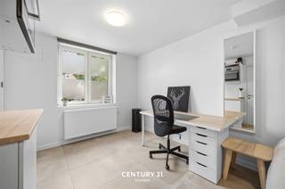 <p>**Ruime studentenkamer Centrum Leuven**</p><p>Op zoek naar een ruim kot waar comfortabel studeren en genieten van je studententijd vanzelfsprekend is? Dan hebben wij exact wat u zoekt. Deze studentenkamer is gelegen in de Sint Maartenstraat namelijk op de -0.5 verdieping van het gebouw wat wil zeggen dat je geniet van privacy en rust. Het pand zelf is op wandelafstand van de winkelstraten, campussen en faciliteiten. Het type van de entiteit is een kamer privatief sanitair. De unit zelf is voorzien van een microgolfoven en een frigo. Gezellig kokerellen met de mede studenten kan in de gemeenschappelijke keuken.</p><p>Wees er snel bij en plan een bezoekje in met onze Expert Investeringsvastgoed JACKY: 0495 53 46 49 of jacky@connect-immo.be</p><p>EPC: label B<br />wche, vg, gdv, gvkr</p>