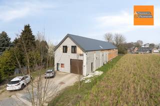 Ontdek deze unieke opportuniteit op de vastgoedmarkt: een ruime loods gecombineerd met een volledig gerenoveerd en instapklaar appartement. De loods...
