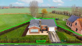 Op een gunstige ligging langs de Brugsesteenweg 48 in Mannekensvere tussen Middelkerke en Nieuwpoort bevindt zich deze charmante en goed...