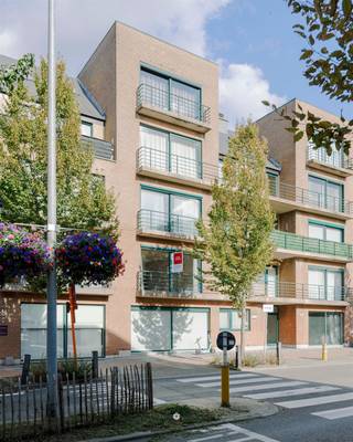 <p><span>Ruim en zonnig appartement met twee terrassen in Sint-Niklaas.</span></p><p><span>In een levendige buurt, met winkels en openbaar vervoer vlakbij, bevindt zich dit zonnige en bijzonder ruime appartement. Met </span><span>124 m² bewoonbare oppervlakte,</span><span> twee terrassen en een zuidgerichte leefruimte geniet u hier van veel licht, ruimte en wooncomfort op een centrale locatie.</span></p><p><span>Via de ruime inkomhal met gastentoilet komt u in de zonnige leefruimte, waar een groot schuifraam toegang geeft tot het</span><span> zuidgerichte terras.</span><span> Aansluitend bevindt zich de kwalitatieve keuken met inbouwtoestellen en composiet werkblad. Een praktische berging met aansluiting voor de wasmachine zorgt voor extra comfort.</span></p><p><span>Aan de achterzijde liggen twee ruime slaapkamers van ca. 18 m² en 13,5 m², waarvan één toegang biedt tot het tweede terras. De royale badkamer is ingericht met een inloopdouche en dubbele lavabo.</span></p><p><span>In de ondergrondse parkeergarage beschikt het appartement over </span><span>een eigen parkeerplaats.</span></p><p><span>Het appartement werd steeds goed onderhouden en is mits een lichte opfrissing perfect instapklaar. De combinatie van de royale oppervlakte, de zonnige oriëntatie en de twee terrassen maakt dit </span><span>een bijzonder aangename plek</span><span> om thuis te komen.</span></p><p><span>Bijzonderheden</span></p><ul><li><span>Energiezuinig met EPC-label B</span></li><li><span>Asbestveilig</span></li><li><span>124 m² bewoonbare oppervlakte</span></li><li><span>Twee terrassen, waaronder een zuidgericht terras</span></li><li><span>Centrale ligging en ondergrondse parkeerplaats</span></li></ul><p><span>Wenst u dit ruime appartement zelf te ontdekken? Contacteer Axel Lenaerts Makelaars, we helpen u graag verder.<br />VP: 270 000 Euro (appartement) + 21 000 Euro (parkeerplaats)<br />EPC B</span></p><p><span> </span></p>