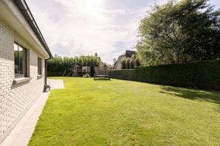 Cette villa spacieuse, située dans un lotissement discret de Westkapelle, se trouve sur un terrain d'environ 1 380 m² avec une orientation...