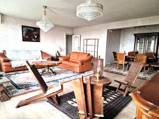 Ontdek dit ruime en lichtrijke appartement op de 12de verdieping, waar je geniet van een prachtig panoramisch zicht over Aalst en de groene...