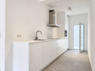 <span><strong>Recent gerenoveerd 2 slaapkamer appartement met terras gelegen in een klein gebouw op een centrale locatie in de begeerde Pulhofwijk nabij openbaar vervoer, winkels, scholen, belangrijke in-en uitvalswegen.</strong><br /><br /><strong>INDELING:<br /></strong></span><br /><span>Via de INKOMHAL met apart toilet betreedt u de lichtrijke LEEFRUIMTE ca. 24m² op parket. De open ingerichte KEUKEN ca. 9m² is voorzien van opbergkasten en toestellen; een vaatwasser, spoelbak, fornuis, dampkap, ijskast, diepvriezer en combi-oven.<br /></span>Via de keuken komt u terecht op het terras ca. 5m².<br /><br />Het appartement is voorzien van twee SLAAPKAMERS, beiden op parket ca. 14m² en 12,5m².<br /><br /><span>De ingerichte BADKAMER ca. 8,5m² is voorzien van een inloopdouche, lavabo in een meubel alsook aansluiting wasmachine en droogkast.<br /><br /></span>Er zijn 2 kelderbergingen inbegrepen. <br /><br /><strong>BIJZONDERHEDEN;</strong><span></span><br /><span>* Klein gebouw zonder lift <br /></span>* 2 kelderbergingen inclusief<br /><span>* Uitstekende locatie in de gegeerde Pulhofwijk.</span><span><br /></span><span>* Fietsenstalling aanwezig<br /></span>* Individuele nutsvoorzieningen<br /><span>* AO; €50/maand onderhoud gem. delen, poets, electriciteit gem. delen, ...</span>