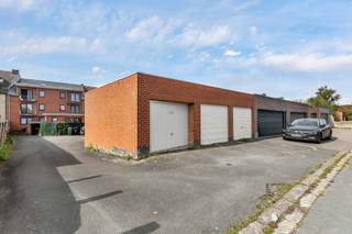 <p>Geniet nog van <strong>2% registratierechten</strong> bij de aankoop van je enige eigen woning! - Op een <strong>uitstekende locatie in Ninove</strong> bevindt zich dit <strong>gezellige appartement</strong>, op wandelafstand van het centrum. Dankzij de gunstige ligging zijn ook de belangrijkste verbindingswegen richting Aalst, Brussel, Geraardsbergen en Denderleeuw vlot bereikbaar. Daarnaast bevinden winkels, scholen en openbaar vervoer zich in de nabije omgeving. Het appartement heeft de volgende indeling: een inkomhal, een badkamer met toilet en ligbad met douchefunctie, <strong>twee slaapkamers</strong> aan de achterzijde van het gebouw, een praktische berging, een gezellige woonkamer en een keuken. Als extra troeven beschikt het appartement over <strong>een aangenaam terras en een garagebox</strong>. Verwarming op accumulatie - Buitenschrijnwerk in PVC met hoogrendementsbeglazing - Recent vernieuwd dak - Garagebox t.w.v. € 20.000 incl. in de prijs.</p><p><strong>Ideaal als starterswoning of als interessante investeringsopportuniteit.</strong></p><p>De vermelde prijs is een richtprijs. De richtprijs is aldus niet bindend voor de verkoper.</p>
