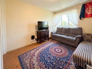 Op zoek naar een betaalbare woonst of een interessante investering? Deze verzorgde studio, gelegen nabij het centrum van Roeselare, biedt een praktische indeling en een uitstekende ligging.<br /><br />De studio omvat een inkomhal, een afzonderlijke badkamer met douche, toilet en lavabo, en een open leefruimte met woonkamer, slaapgedeelte en keuken. Dankzij het gunstige EPC-label B geniet je bovendien van een energiezuinige woonst. Daarnaast investeerde de mede-eigendom de voorbije jaren ook aanzienlijk in de opwaardering van het gebouw.<br /><br />De studio is momenteel verhuurd en biedt een mooi rendement voor investeerders. Hiervoor kan ook een rendementsrapport voor voorzien worden. <br /><br />Interesse? Neem gerust contact met ons op voor meer informatie of een bezoek ter plaatse: 0479 10 99 08