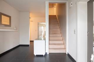 <strong>Hoogwaardig afgewerkte en rustig gelegen woning met o.a. 5 à 6 slaapkamers, legio opslagmogelijkheden (kelder, berging, riant bijgebouw, etc.) en uiterst gezellige zonnetuin met terras op zuidoosten. Het geheel ligt op een perceel van maar liefst 1.558m², rustig gelegen nabij natuuromgeving Miramar en gehucht Sluis; bovenop vlakbij centrum Mol, Dessel en Retie. De woning van bouwjaar 1976 is recent (tussen 2005 en 2020) volledig gerenoveerd en up-to-date gemaakt (totaalrenovatie: volledige binnenafwerking, HRglas, gasketel, gasketel, zonnepanelen, zonneboiler, etc.). De woning is zeer energiezuinig: zij beschikt over een C-label (212 kWh/m²/jaar).</strong><br /><br /><strong>De woning is volledig instapklaar, enorm ruim, levensloopbestendig door de 3 benedenslaapkamers en -badkamer en bovendien volledig onderkelderd (hoge stakelder voor hobbyruimte, opslag of zelfstandige activiteit en deels kruipkelder). Er is een riant bijgebouw aanwezig voor opslag of het stallen van voertuigen. Nabij scholen, openbaar vervoer en op wandelafstand van natuur rondom Miramar. Bovenop beschikt deze over een vlotte bereikbaar via de E34 (verbindingsweg Antwerpen-Eindhoven).</strong><br /><br /><em>Gelijkvloerse verdieping - leefvertrekken</em><br /><br />De inkomhal met vaste trap, op stijlvolle natuurstenen vloer, geeft toegang tot woonkamer en achterliggend de keuken en benedenslaapvertrekken. De woonkamer op kwaliteitsparket is ingedeeld in een riant zit- en eetgedeelte. Zij is enorm lichtrijk door de grote raampartijen en voorzien van een geluidssysteem (surround, hifi) en houthaard. De woonkamer in greige-tinten geniet verder van een rustgevende atmosfeer en is uiterst aangenaam opgedeeld. Er is bovenop ruimte voor dressoir, kasten en een bureaudeel, indien gewenst. <br /><br />Aansluitingen voor tv en geluid zijn feiloos weggewerkt in een wandsysteem.<br /><br />Het eetgedeelte - met toegang naar de keuken - geldt verder als centrale schakel tussen het binnen en buitengebeuren. De riante schuifraam maakt het eenvoudig om in de zomer het buitengebeuren tot in de leefruimte binnen te halen en daarmee ook toegang tot het zonneterras.<br /><br />De aansluitende keuken is volledig uitgerust; zij is voorzien van een vaatwasser, kookplaat, oven en legio inbouwkastruimte. Er is een ruime ontbijthoek op hoogte voorzien voor 5 personen. Vanuit de keuken is er zicht op het terras en de achtertuin en toegang tot de toilet en de opslagvleugel.<br /><br /><em>Verdiepingen 0 en 1 - slaapvertrekken</em><br /><br />De woning is levensloopbestendig. Op de gelijkvloerse verdieping zijn nl. 3 slaapkamers (waarvan 1 dienst doet als kantoor) gelegen en 1 grote badkamer. Deze badkamer is voorzien van een inloopdouche en een riant dubbel badkamermeubel. <br /><br />Boven zijn er bijkomend 2 slaapkamers waarvan 1 riante slaapkamer met inmaakkasten en 1 logeerkamer. In de gang is tevens inbouwkastruimte / opslag voorzien. Er is verder een riante polyvalente ruimte die eenvoudig omgevormd kan worden tot 2 extra slaapkamers, speelkamer, werkplaats, hobbyruimte, etc. Er is tevens een ruime zolderkamer.<br /><br /><em>Buitengebeuren en opslagmogelijkheden</em><br /><br />Beneden - in de noordvleugel van de woning - zijn de opslagvertrekken. Er is een aparte ruimte voorzien als wasplaats, een tuin-/fietsenkamer (volledige watersteen). Via deze ruimten heeft men ook toegang tot het kelderverdiep.<br /><br />De natuurtuin is privaat en uitstekend georiënteerd (zuidoosten). De tuin is organisch aangeplant met verschillende bomen, heggen en heesters (o.a. lavendel, hortensia's, etc.). Er is verder een garagebouw/bijgebouw aanwezig voor opslag. <br /><br /><span>Bijzonderheden:</span><br />- Goed onderhouden en stijlvol ingerichte woning<br />- Goede energiescore (label C - 212kWh/m²/jaar)<br />- Zonnepanelen, zonneboiler, HR-glas, goede isolatie<br />- Bew. opp. van maar liefst 342 m² (excl. zolder, kelder, garage)