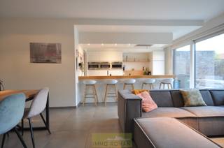 <span><span><span><span><span><span><span><span><span><span>Deze <strong>moderne</strong> en <strong>recente </strong>nieuwbouwwoning is heel centraal gelegen in Oudenaarde, op wandelafstand van het station, scholen, supermarkten, het park en winkels.</span></span></span></span></span></span></span></span></span></span><br /><br /><span><span><span><span><span><span><span>Op het gelijkvloers hebben we een inkomhall met ingemaakte vestiaire, een aangename bureau-ruimte, toilet en traphal. Daarop volgt een moderne leefruimte met open keuken. De <strong>lichtrijke leefruimte</strong> is voorzien van schuiframen. De keuken is bijzonder mooi van ontwerp en vervaardigd uit de beste materialen, waaronder <strong>hoogstaande keukenapparatuur</strong> en composieten werkblad. Aan de keuken bevindt zich ook een bargedeelte.  Onder de trap is er een opbergruimte. De garage met automatische sectionaalpoort is ruim en heeft alle voorzieningen voor was- en droogautomaat + uitgietbak.<br />De ruime tuin is <strong>Zuid-gericht</strong> en bevat een terras over de volledige gevelbreedte en een aangelegd gazon. <br />Via de massieve trap gaan we naar boven waar zich <strong>4 ruime slaapkamers</strong> bevinden. Sommige daarvan zijn uitgerust met wastafelmeubel. De master bedroom is voorzien van een driedelige schuifdeurkast met spiegel. De badkamer is eveneens uitgerust met ruime inloopdouche en designmeubilair. Er is ook een apart toilet en een technische ruimte die ook kan dienen als berging.<br /><br /><strong>Energiezuinige woning</strong>: vloerverwarming (condensatieketel op aardgas), driedubbele beglazing, zonnewering, regenwater. Overal verlichtingsarmaturen aanwezig en in de gang en alle slaapkamers is parket voorzien.<br />Vrij vanaf <strong>15 februari 2026</strong><br />Interesse? Contacteer Immo Roman: gsm 0472 35 92 86</span></span></span></span></span></span></span>