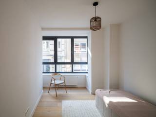 <strong>Centrum Gent – Luxueus en lichtrijk 2-slaapkamerappartement met EPC A-score</strong><br /><br />Dit <strong>volledig gerenoveerde</strong> appartement van <strong>ca. 103 m² </strong>bevindt zich op de <strong>eerste verdieping</strong> van een <strong>kleinschalige residentie </strong>in het hart van Gent, <strong>tussen de Vlaanderenstraat en de Kuiperskaai</strong>. Dankzij deze centrale ligging geniet u van een <strong>uitstekende bereikbaarheid</strong> nabij Gent Zuid, de Kouter en het historische stadscentrum.<br /><br />Het appartement maakt deel uit van een <strong>kwalitatief renovatieproject</strong> met slechts vijf entiteiten. De beperkte schaal van het gebouw zorgt voor extra privacy, een <strong>eenvoudig beheer en lage gemeenschappelijke kosten.</strong><br /><br />De <strong>renovatie werd in 2026 uitgevoerd </strong>met oog voor energie-efficiëntie, onder meer dankzij <strong>privatieve zonnepanelen</strong>, en hoogwaardige materialen zoals parketvloeren, stalen binnendeuren en blokdeuren. Het resultaat is een instapklaar appartement met een tijdloze afwerking, een <strong>EPC A-score van 44 kWh/m² </strong><br /><br />Met <strong>ca. 103 m² bruikbare vloeroppervlakte</strong> bied het appartement een aangename woonbeleving in het hart van de stad. De lichtrijke leefruimte, twee volwaardige slaapkamers en stijlvolle keuken en badkamer zorgen voor een praktisch ontwerp met oog voor esthetiek en comfort. <br /><br /><strong>Dankzij het EPC-label A, de privatieve zonnepanelen, de aanwezigheid van een lift en de lage gemeenschappelijke kosten vormt dit appartement een bijzonder energiezuinige en zorgeloze woonopportuniteit op een toplocatie in Gent.</strong><br /><em>(opmaak aandeel kosten opmeting en basisakte ten laste van de koper)</em>
