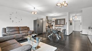 <h2><span>Ruime, energiezuinige gezinswoning met 5 slaapkamers, 2 badkamers en dubbele garage</span></h2>
<p><span>Op zoek naar een </span><strong><span>recente en bijzonder ruime gezinswoning</span></strong><span> op een rustige locatie in Maasmechelen? Deze instapklare woning uit </span><strong><span>2019</span></strong><span> biedt maar liefst </span><strong><span>208 m² woonoppervlakte</span></strong><span>, </span><strong><span>5 slaapkamers, 2 badkamers</span></strong><span>, een zonnige tuin én een </span><strong><span>grote dubbele garage</span></strong><span>.</span></p>
<p><span>De woning is rustig gelegen en combineert aangenaam wonen met een goede bereikbaarheid. Scholen, winkels, shoppingcentra, openbaar vervoer en natuur- en wandelgebieden bevinden zich in de nabije omgeving. Ook de belangrijkste verbindingswegen richting </span><strong><span>Nederland, Genk en de autosnelwegen</span></strong><span> zijn vlot bereikbaar.</span></p>
<p><span>Via de inkomhal met apart gastentoilet komt u binnen in de </span><strong><span>ruime en lichtrijke leefruimte</span></strong><span> met open, volledig ingerichte keuken. Aansluitend bevindt zich een praktische berging.</span></p>
<p><span>Grote schuiframen zorgen voor veel natuurlijk licht en geven rechtstreeks toegang tot het terras en de </span><strong><span>zonnige, volledig omheinde tuin</span></strong><span>. Een fijne plek waar binnen- en buitenleven mooi in elkaar overvloeien.</span></p>
<p><span>Op de eerste verdieping bevinden zich </span><strong><span>vier volwaardige slaapkamers</span></strong><span> en een ruime badkamer, uitgerust met een dubbele wastafel, grote inloopdouche en toilet.</span></p>
<p><span>De tweede verdieping vormt een absolute meerwaarde van deze woning. Hier bevindt zich een </span><strong><span>zeer ruime vijfde slaapkamer met een tweede badkamer</span></strong><span>, voorzien van douche, wastafel en toilet. Deze verdieping leent zich uitstekend als masterverdieping, tienerkamer, thuisbureau of hobbyruimte. Door de royale oppervlakte bestaat bovendien de mogelijkheid om deze ruimte op te delen in </span><strong><span>twee afzonderlijke kamers</span></strong><span>.</span></p>
<p><span>Ook buiten biedt de woning extra comfort. Achteraan het perceel bevindt zich een </span><strong><span>grote dubbele garage met sectionaalpoort</span></strong><span>, ideaal voor meerdere wagens, fietsen en extra bergruimte.</span></p>
<p><span>Daarnaast scoort de woning uitstekend op het vlak van energiezuinigheid. </span><strong><span>Vloerverwarming op aardgas en zonnepanelen</span></strong><span> zorgen voor een aangenaam wooncomfort en een laag energieverbruik.</span></p>
<h3><span>Troeven</span></h3>
<ul>
<li><span>Recente woning, gebouwd in </span><strong><span>2019</span></strong></li>
<li><span>Maar liefst </span><strong><span>208 m² woonoppervlakte</span></strong></li>
<li><strong><span>5 ruime slaapkamers</span></strong></li>
<li><strong><span>2 volwaardige badkamers</span></strong></li>
<li><span>Mogelijkheid tot </span><strong><span>6 slaapkamers</span></strong></li>
<li><span>Ruime en lichtrijke leefruimte</span></li>
<li><span>Volledig ingerichte open keuken</span></li>
<li><strong><span>Zonnige en volledig omheinde tuin</span></strong></li>
<li><strong><span>Grote dubbele garage</span></strong></li>
<li><span>Vloerverwarming</span></li>
<li><span>Zonnepanelen</span></li>
<li><span>Energiezuinig</span></li>
<li><span>Rustige ligging met goede bereikbaarheid</span></li>
</ul>
<p><strong><span>Een uitzonderlijk ruime en recente gezinswoning voor wie veel wooncomfort, meerdere slaapkamers en twee badkamers zoekt zonder in te boeten aan energiezuinigheid.</span></strong></p>