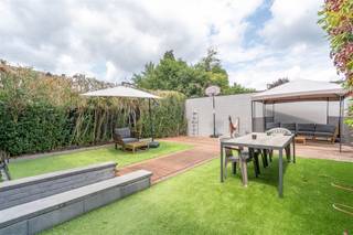 OPTIE : Century21ImmoNero stelt voor: ideaal gelegen in het centrum van Hoeilaart op wandelafstand van winkels, park, scholen, openbaar vervoer, .....biedt deze recente woning uit 2006 verrassend veel ruimte met op straatniveau: ruime inkom van 18m² met vestiairekast, Slaapkamer of buro van 13m² met doucheruimte; Toilet, Grote garage voor 2 auto's + moto's of fietsen 46m². Tuinniveau: Bijzonder mooie living van 50m² met open haard aansluitend aan bureauhoekje van 6m² en ingerichte keuken met eetplaats 20m², welke toegang geeft tot een gezellige stadstuin 90m² met terras ; wasplaats 8.5m². Verdiep: Nachthal, Ouderslaapkamer van 20m², Dressing, 2 kinderkamers 13m² en 12m².; Mooie badkamer met WC, douche en bad; De zolder is afgewerkt tot een extra slaapkamer of speelruimte. voor meer info: www.kerkstraat20.be