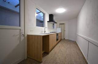 RUMBEEKSESTEENWEG 97 – ROESELAREGezellige en smaakvol gerenoveerde rijwoning, volledig instapklaar en verzorgd afgewerkt.De woning bestaat uit een...